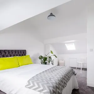 Whole House In Centre Of Town Ideal For Contractors And Professionals Holiday home Normanton (West Yorkshire)