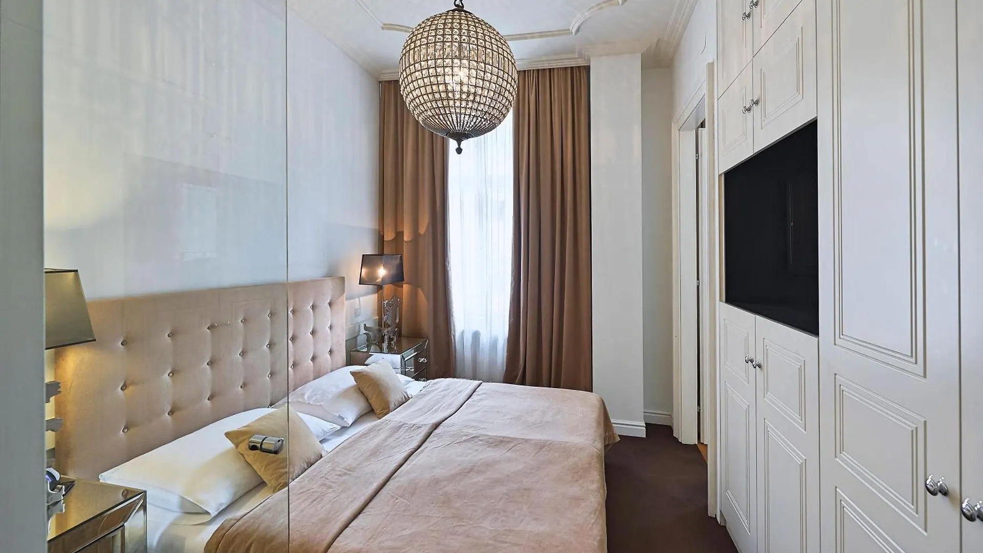 6 Rooms Vienna Apartment